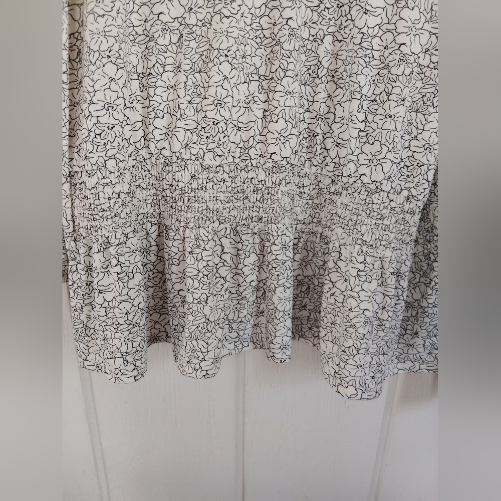 NWT!! Ophlia Roe, Chic V-Neck Floral Blouse. Size 2X - Picture 5 of 8